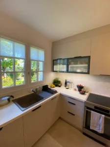 Cuisiniste à Caen - Cuisine moderne blanche et beige - AC Tendance
