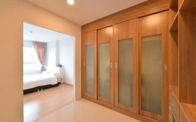 Dressing avec portes coulissantes ou battantes : que choisir ?